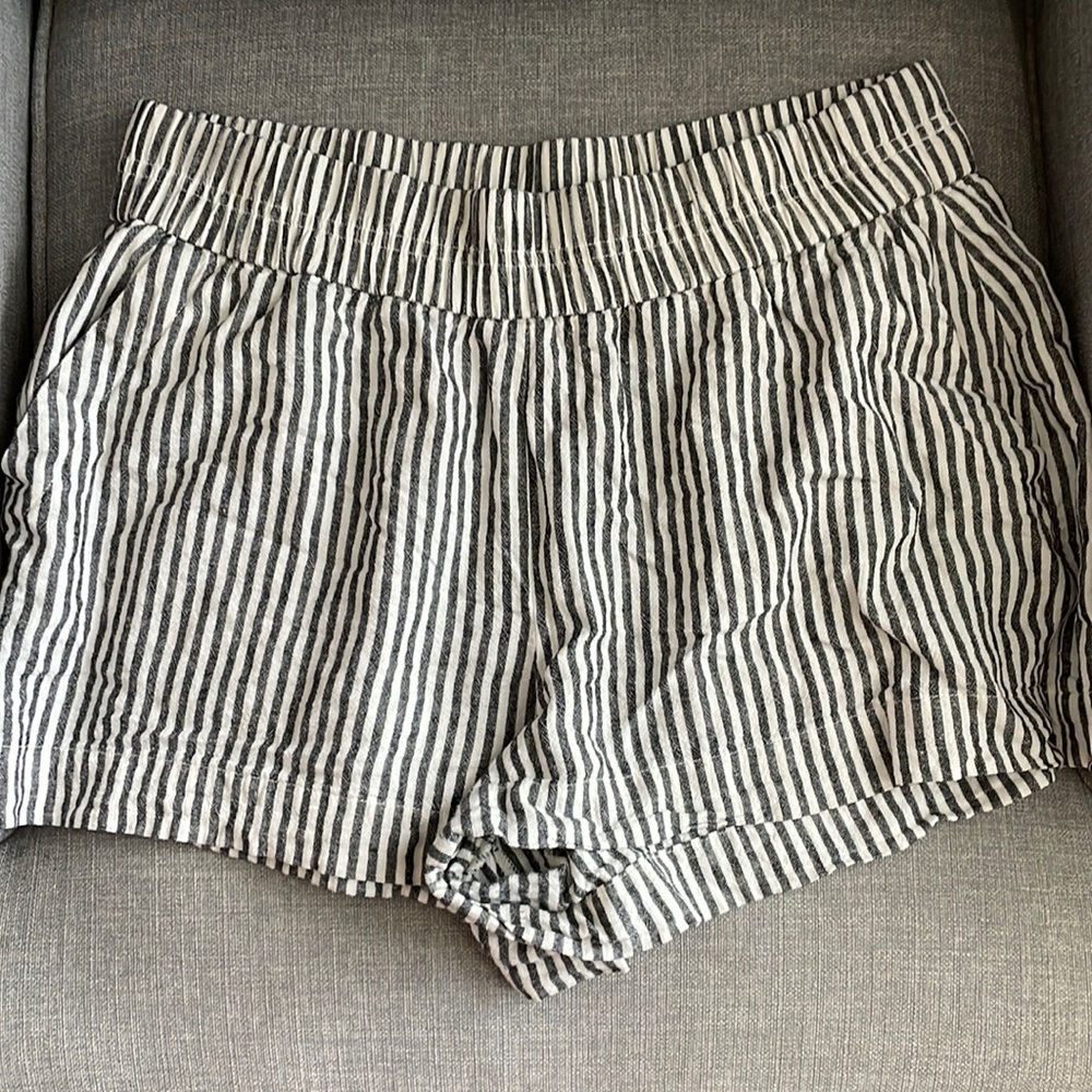 A New Day Linen blend pull on shorts size M.